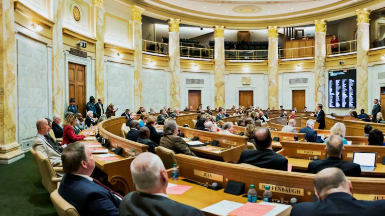 2019-01-23_House-Session_3K0A5629-Pano-1.jpg